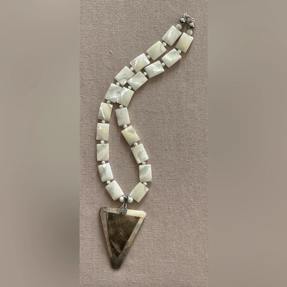 24 inch Mother of Pearl (MOP) bead Necklace NWOT - Picture 11 of 13